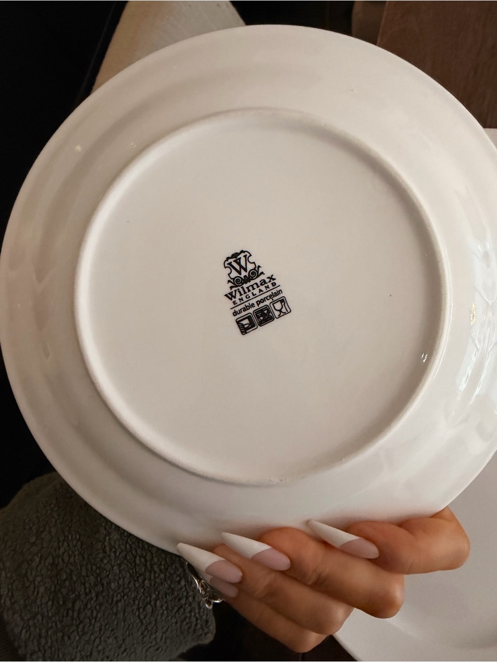 Elegant White Porcelain Dinner Plates - Set of 3 9 inch - Picture 3 of 4